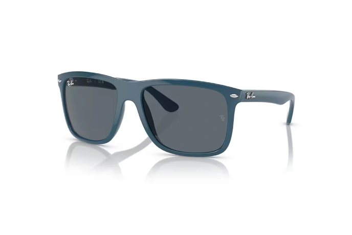 عینک آفتابی ری بن فریم کائوچویی مربعی سرمه ای براق به همراه عدسی سورمه ای - عکس از زاویه سه رخ