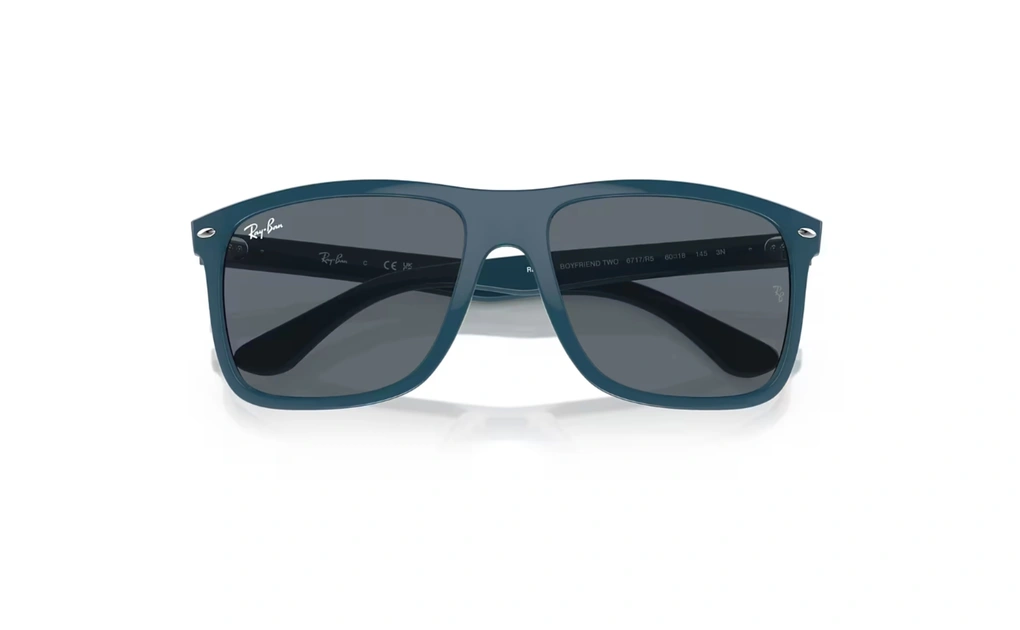 عینک آفتابی ری بن فریم کائوچویی مربعی سرمه ای براق به همراه عدسی سورمه ای - عکس از زاویه بسته عینک