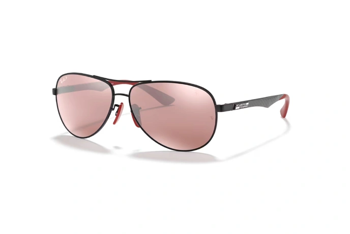 عینک آفتابی پلاریزه خلبانی ری بن فریم فلزی مشکی به همراه عدسی صورتی جیوه ای کرومانس - عکس از زاویه سه رخ