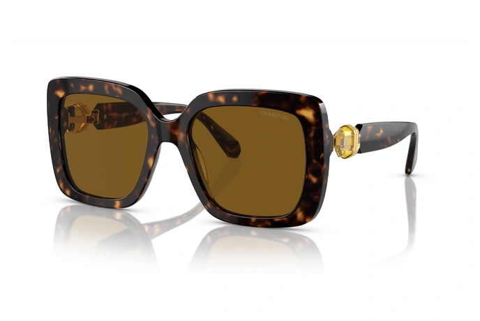 عینک آفتابی مربعی سواروسکی اورسایز با بدنه قهوه‌ای هاوانا و عدسی قهوه‌ای - زاویه سه‌رخ