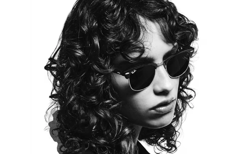 عینک آفتابی پلاریزه کلاب مستر کلاسیک ری بن فریم مشکی طلایی به همراه عدسی سبز - عکس عینک روی صورت مدل