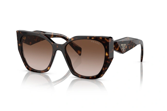 عینک آفتابی کائوچویی زنانه پرادا SPR19ZS با بدنه قهوه‌ای هاوانا و عدسی قهوه‌ای طیف‌دار - زاویه سه‌رخ