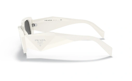 عینک آفتابی پرادا فریم کائوچویی مستطیلی ضخیم به رنگ سفید براق به همراه عدسی خاکستری با دسته های پهن و مثلثی پرادا - عکس از زاویه کنار