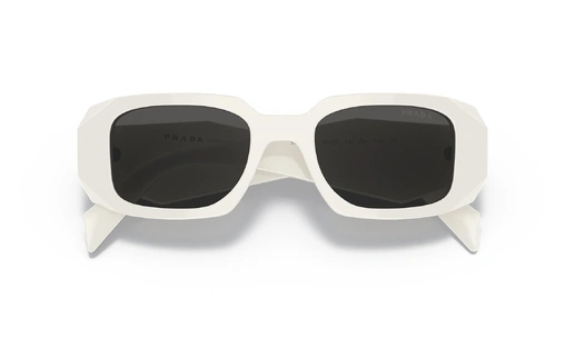 عینک آفتابی پرادا فریم کائوچویی مستطیلی ضخیم به رنگ سفید براق به همراه عدسی خاکستری با دسته های پهن و مثلثی پرادا - عکس از زاویه بالا