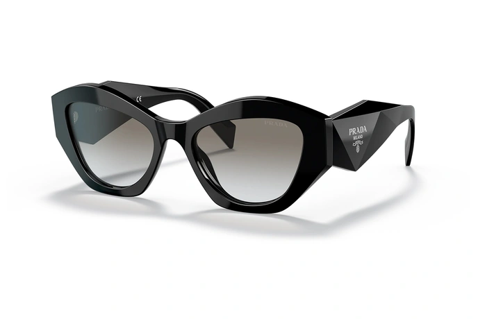 عینک آفتابی پرادا زنانه فریم کائوچویی گربه ای مشکی براق با حدقه های ضخیم زاویه دار و عدسی دودی روشن طیف دار - عکس از زاویه سه رخ