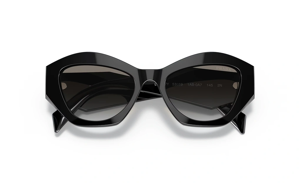 عینک آفتابی پرادا زنانه فریم کائوچویی گربه ای مشکی براق با حدقه های ضخیم زاویه دار و عدسی دودی روشن طیف دار - عکس از زاویه روبرو