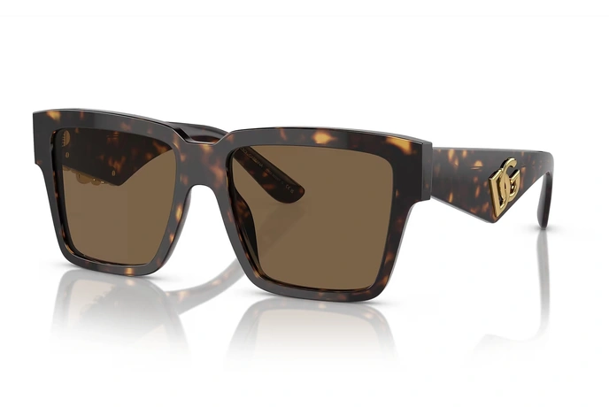 عینک آفتابی دولچه و گابانا فریم کائوچویی مربعی بزرگ رنگ قهوه ای هاوانا با دسته های پهن با طرح طلایی به همراه عدسی قهوه ای - عکس از زاویه سه رخ