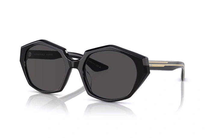 عینک آفتابی الیور پیپلز فریم کائوچویی عدسی بیضی و حدقه چند ضلعی مشکی براق به همراه عدسی دودی - عکس از زاویه سه رخ