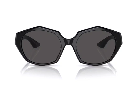 عینک آفتابی الیور پیپلز فریم کائوچویی عدسی بیضی و حدقه چند ضلعی مشکی براق به همراه عدسی دودی - عکس از زاویه روبرو