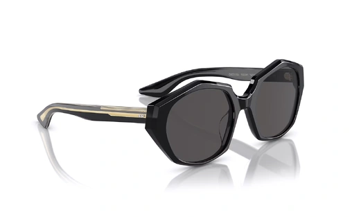 عینک آفتابی الیور پیپلز فریم کائوچویی عدسی بیضی و حدقه چند ضلعی مشکی براق به همراه عدسی دودی - عکس از زاویه سه رخ