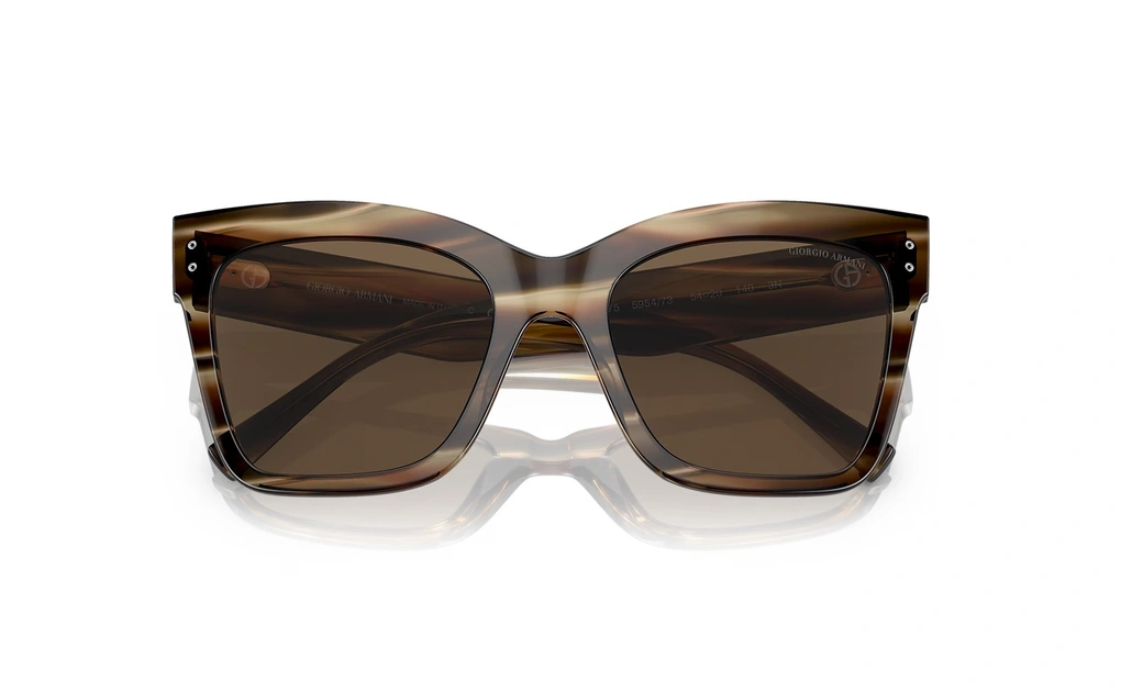 عینک آفتابی جورجیو آرمانی فریم کائوچویی پروانه ای به رنگ قهوه ای و عسلی ابر و بادی به همراه عدسی قهوه ای - عکس از حالت بسته عینک