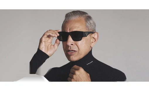 عینک آفتابی کائوچویی پرادا با بدنه مشکی و عدسی خاکستری تیره - عکس با مدل