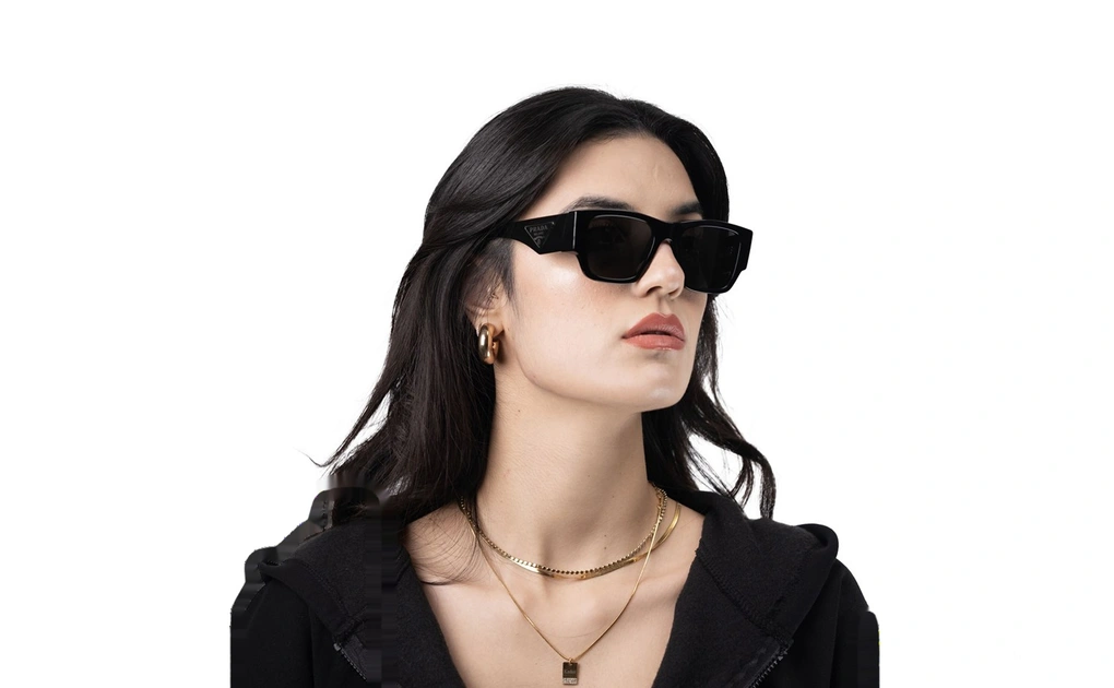 عینک آفتابی کائوچویی پرادا با بدنه مشکی و عدسی خاکستری تیره - عکس با مدل