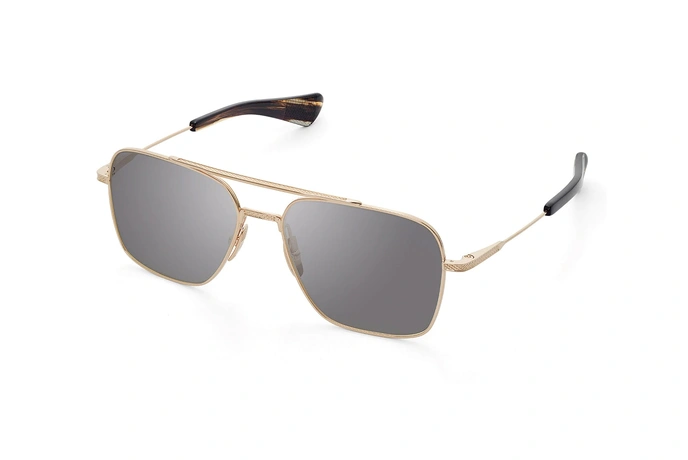 عینک آفتابی تیتانیومی دیتا به رنگ طلای سفید و عدسی خاکستری - زاویه سه‌رخ