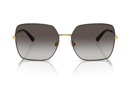 عینک آفتابی زنانه دولچه گابانا فریم پروانه ای فلزی به رنگ طلایی دورتادور حدقه حکاکی لوگوی دولچه به همراه عدسی دودی طیفدار - عکس از زاویه روبرو