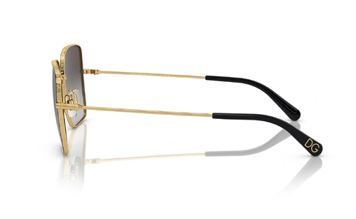 عینک آفتابی زنانه دولچه گابانا فریم پروانه ای فلزی به رنگ طلایی دورتادور حدقه حکاکی لوگوی دولچه به همراه عدسی دودی طیفدار - عکس از زاویه کنار