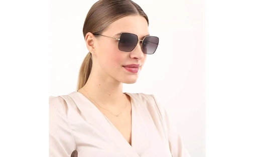 عینک آفتابی زنانه دولچه گابانا فریم پروانه ای فلزی به رنگ طلایی دورتادور حدقه حکاکی لوگوی دولچه به همراه عدسی دودی طیف دار