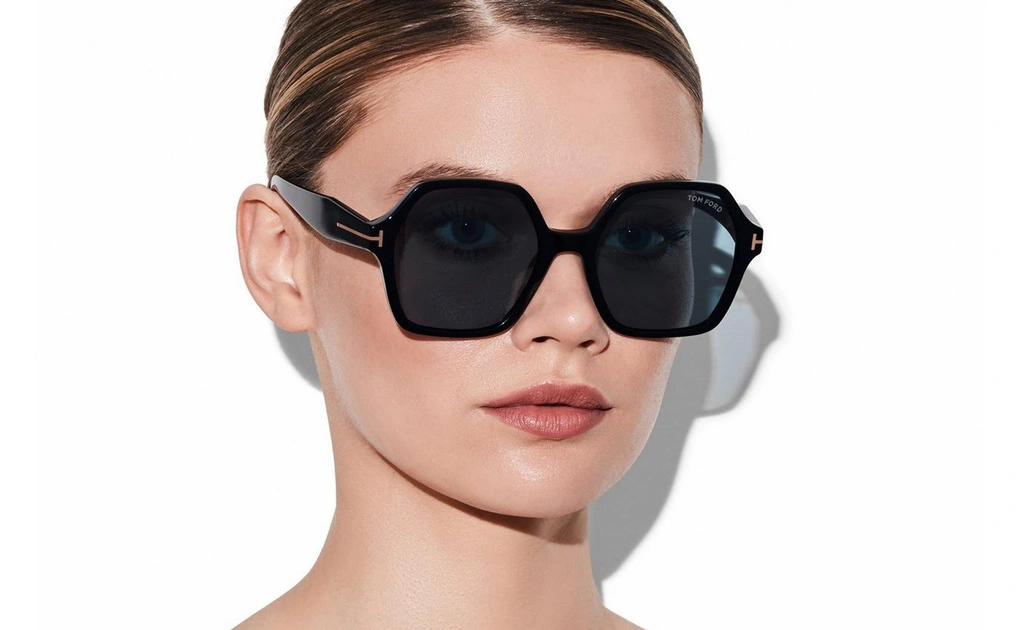 عینک آفتابی تام فورد چند ضلعی کائوچویی بدنه مشکی عدسی آبی - عکس با مدل