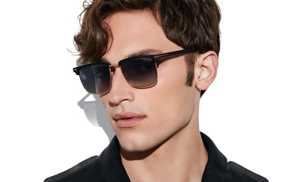 عینک آفتابی کلاب مستر تام فورد - بدنه مشکی عدسی پولاریزه - عکس با مدل