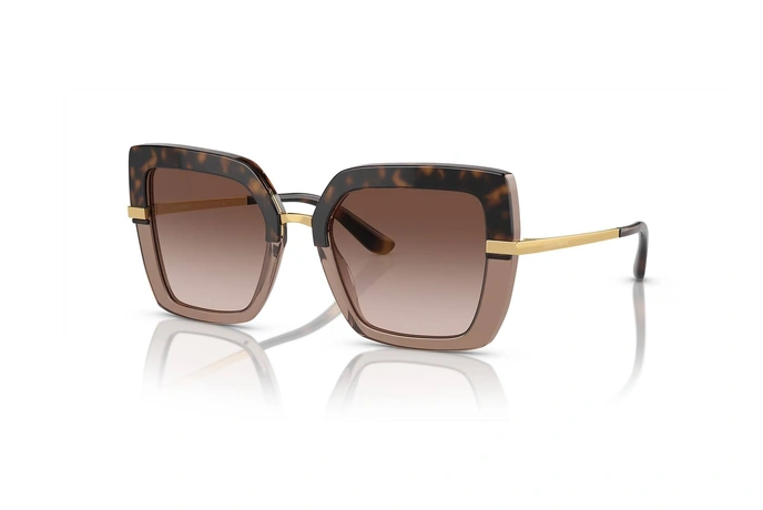 عینک آفتابی پروانه ای دولچه و گابانا به رنگ قهوه‌ای روشن شیشه‌ای،قسمت بالای حدقه طرح هاوانا و عدسی قهوه‌ای طیف‌دار- زاویه سه‌رخ