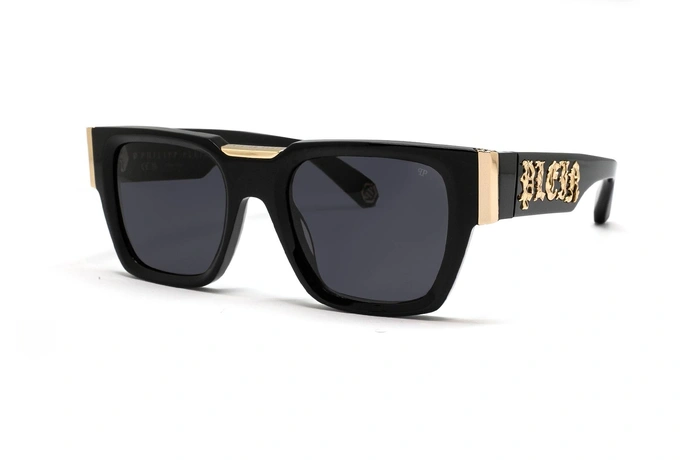 عینک آفتابی فیلیپ پلین فریم استات مربعی ضخیم مشکی به همراه لوگوی طلایی PLEIN و عدسی دودی - عکس از زاویه سه رخ