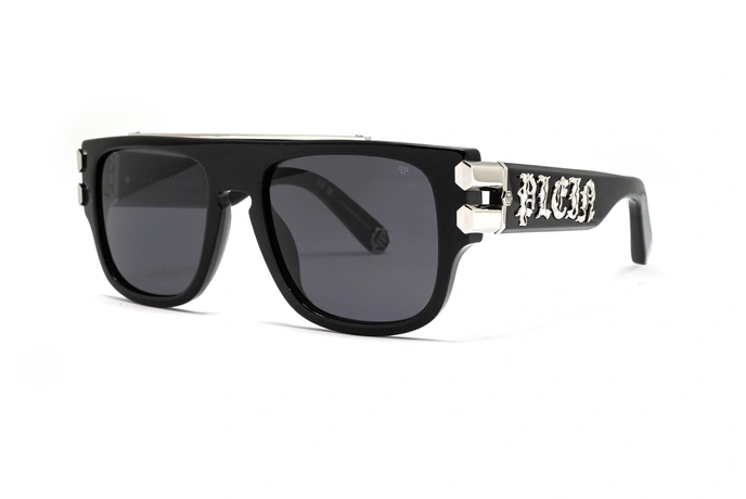 عینک آفتابی فیلیپ پلین فریم استات مربعی ضخیم به رنگ مشکی با لوگوی تقره ای PLEIN و عدسی دودی - عکس از زاویه سه رخ