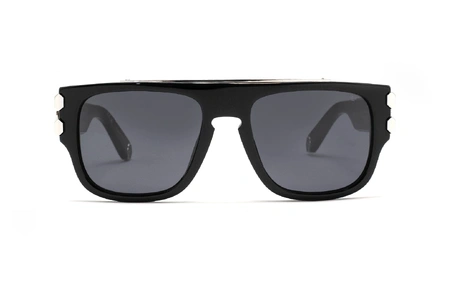 عینک آفتابی فیلیپ پلین فریم استات مربعی ضخیم به رنگ مشکی با لوگوی تقره ای PLEIN و عدسی دودی - عکس از زاویه روبرو