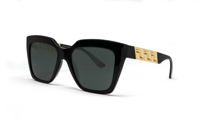 عینک آفتابی ورساچه فریم کائوچویی مستطیلی مشکی عدسی دودی - عکس از زاویه سه رخ