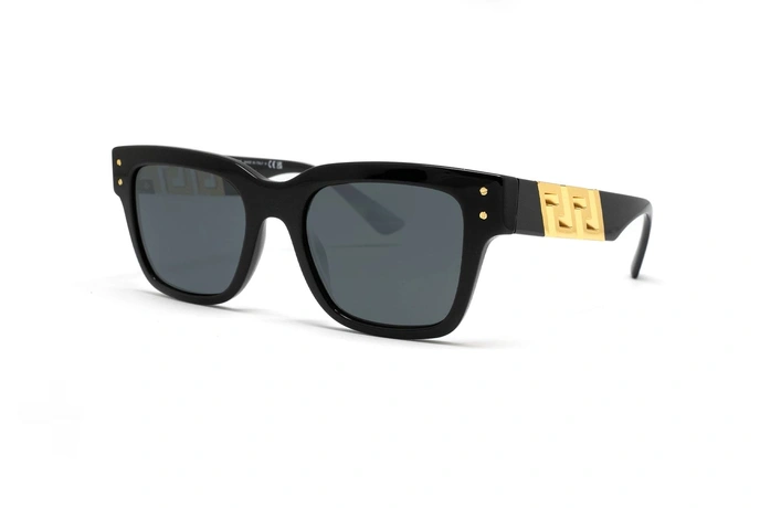 عینک آفتابی ورساچه فریم کائوچویی مستطیلی مشکی عدسی دودی - عکس از زاویه سه رخ