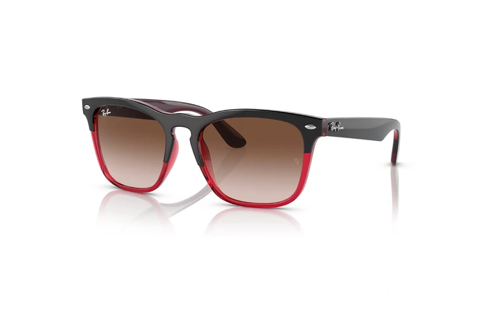 عینک آفتابی کائوچویی ری‌بن مدل استیو فریم مربعی قرمز و مشکی همراه عدسی قهوه ای - عکس از زاویه سه رخ 