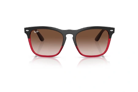 عینک آفتابی کائوچویی ری‌بن مدل استیو فریم مربعی قرمز و مشکی همراه عدسی قهوه ای - عکس از زاویه روبرو