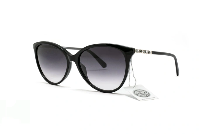 عینک آفتابی گربه‌ای کائوچویی سوواروسکی با بدنه مشکی و عدسی دودی طیف‌دار - سه‌رخ