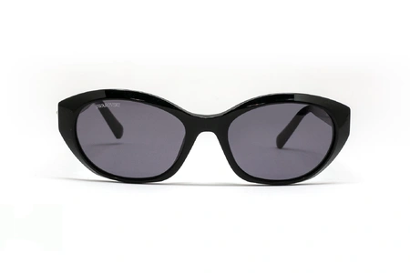 عینک آفتابی گربه‌ای کائوچویی سوواروسکی با بدنه مشکی و عدسی دودی - روبرو