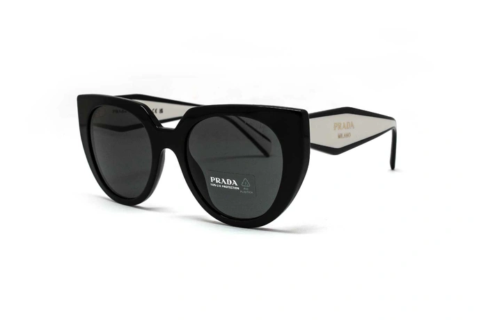 عینک آفتابی زنانه پرادا فریم کائوچویی پروانه ای مشکی با دسته های مشکی سفید و عدسی دودی - عکس از زاویه سه رخ