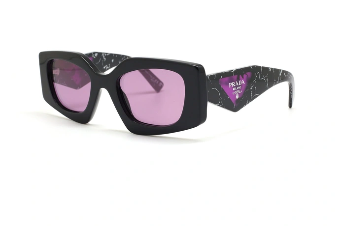 عینک مستطیلی و خاص پرادا با شیشه بنفش - عکس زاویه سه رخ