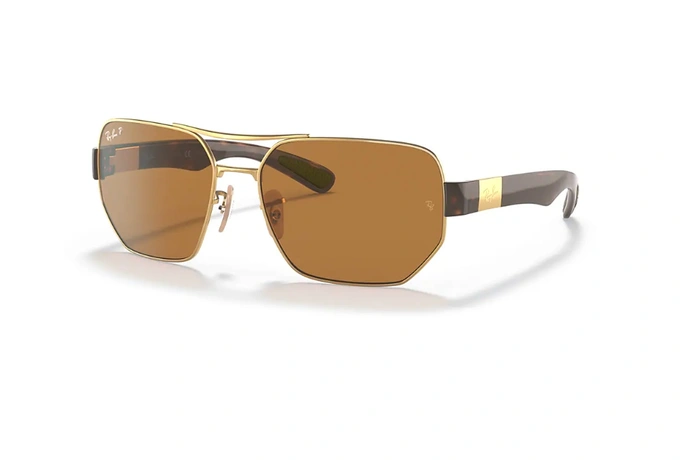 عینک آفتابی ری بن فریم چند ضلعی طلایی عدسی قهوه ای پلاریزه - عکس از زاویه سه رخ