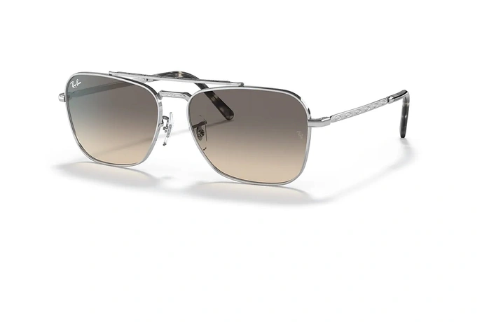 عینک آفتابی ری بن مدل کاروان طرح جدید فریم فلزی نقره ای براق و عدسی خاکستری قهوه ای طیف دار - عکس از زاویه سه رخ