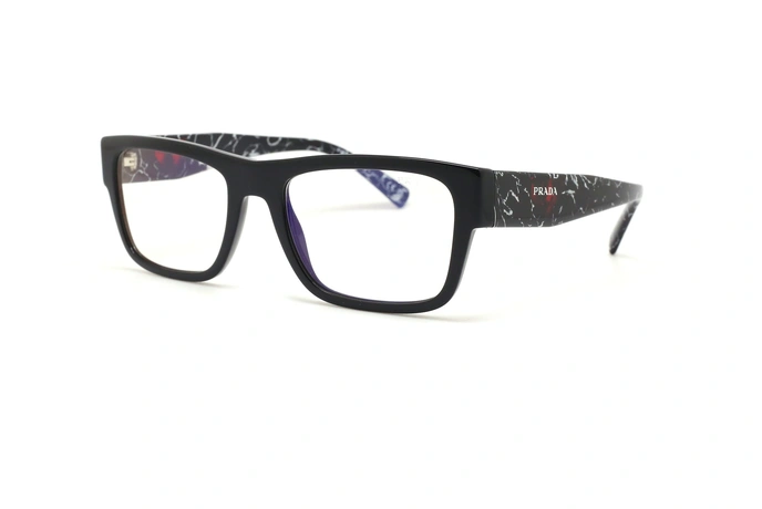 عینک آفتابی پرادا فریم کائوچویی مستطیلی مشکی دسته های پهن مشکی با خطوط سفید طرح دار یا عدسی بی رنگ UV400 و فیلتر نور آبی- عکس از زاویه سه رخ