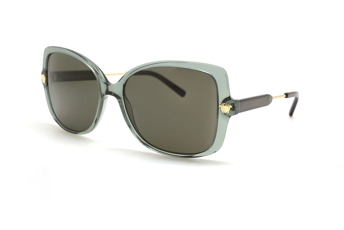 عینک آفتابی زنانه ورساچه فریم کائوچویی پروانه ای رنگ سبز شیشه ای و عدسی سبز - عکس از زاویه سه رخ