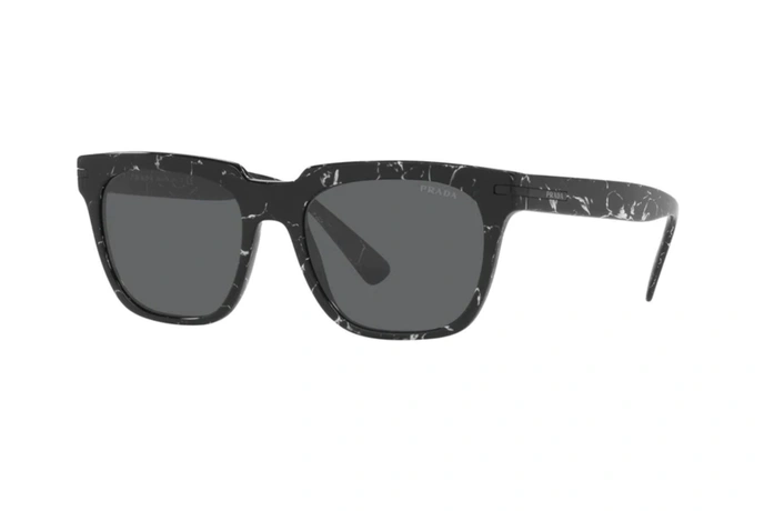 عینک آفتابی پرادا فریم کائوچویی مربعی ضخیم مشکی با رگه های سفید عدسی دودی - عکس از زاویه سه رخ