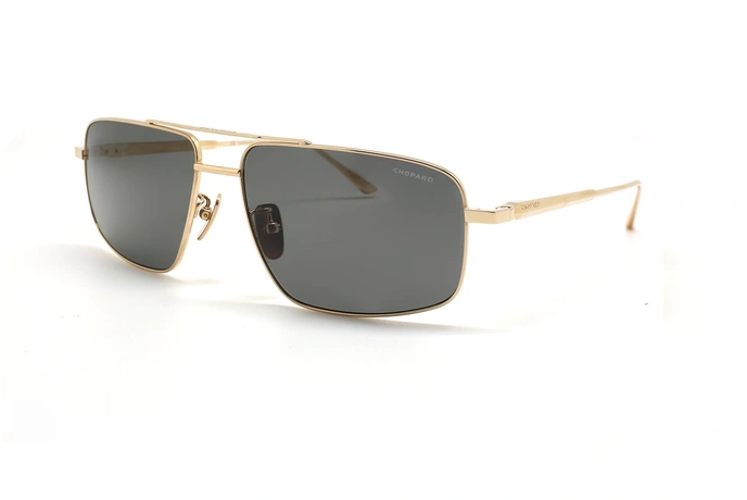 عینک آفتابی پلاریزه شوپارد فریم خلبانی دو پل فلزی طلایی و عسی دودی - عکس از زاویه سه رخ