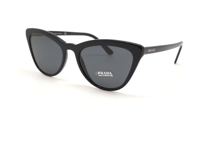 عینک آفتابی کائوچویی گربه ای پرادا - فریم مشکی متالیک و عدسی خاکستری آبی - عکس از زاویه سه رخ