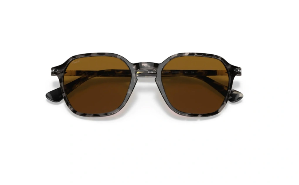 عینک آفتابی پرسول فریم کائوچویی چند ضلعی رنگ طوسی-مشکی هاوانا و عدسی قهوه ای - عکس از زاویه بسته