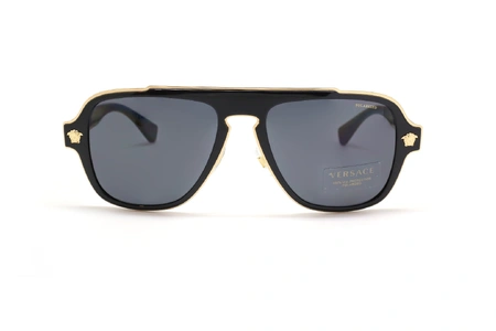 عینک آفتابی کائوچویی پلاریزه ورساچه فریم مدل شبه خلبانی رنگ مشکی،طلایی و عدسی دودی - عکس از زاویه روبرو