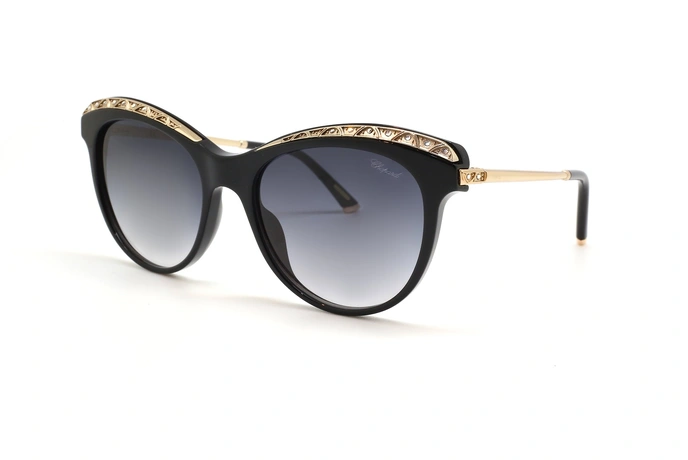 عینک آفتابی زنانه گربه ای شوپارد کائوچویی مشکی ابرویی طلایی نگین دار، عدسی دودی طیف دار - عکس از زاویه سه رخ