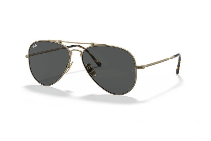 عینک آفتابی ری بن مدل خلبانی فریم تیتانیوم روکش طلای آنتیک عدسی دودی - عکس از زاویه سه رخ