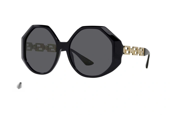 عینک آفتابی کائوچویی زنانه ورساچه فریم گرد و مربعی مشکی عدسی دودی تیره- عکس از زاویه سه رخ