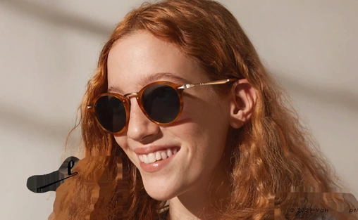 عینک آفتابی کائوچویی فلزی فریم بیضی،گرد رنگ قهوه ای هاوانا عدسی سبز _ عکس از مدل خانم