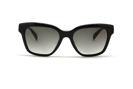 عینک آفتابی کائوچویی پرادا فریم مشکی عدسی دودی طیف دار- عکس از زاویه روبرو