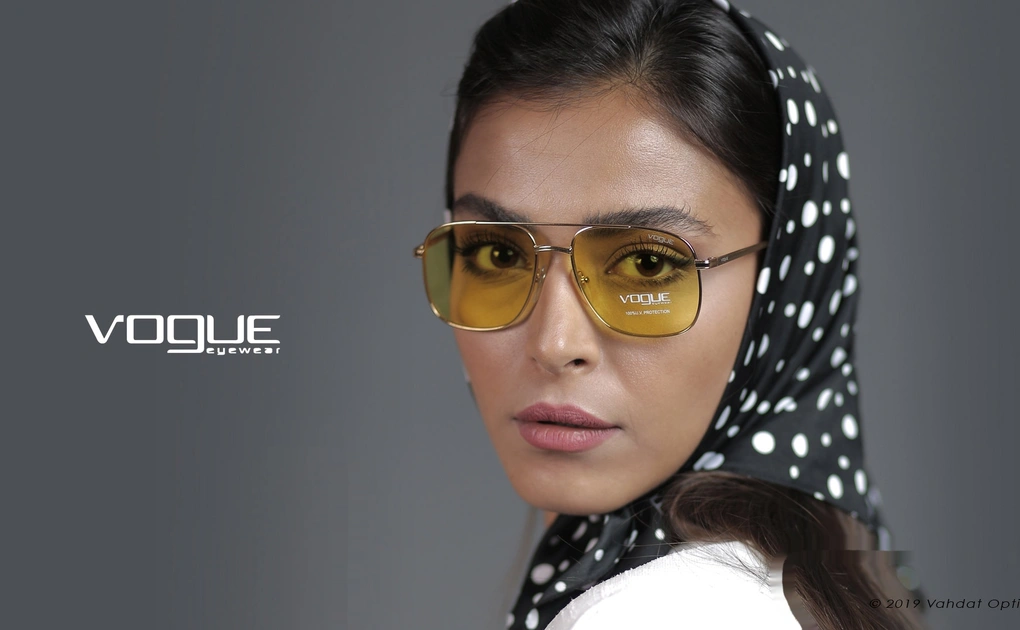 عینک آفتابی دوپل وگ - VOGUE VO4083S - فریم طلایی وشیشه زرد - عکاسی وحدت - عکس از مدل